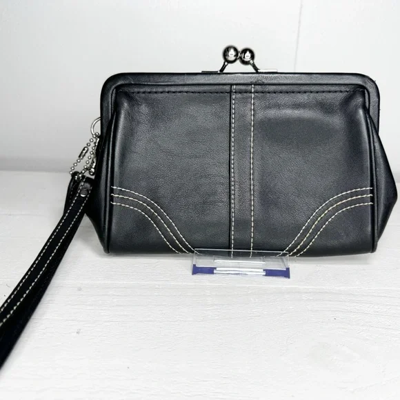 🖤 Coach Black Leather Kisslock Frame Wristlet Clutch - Picture 1 of 7